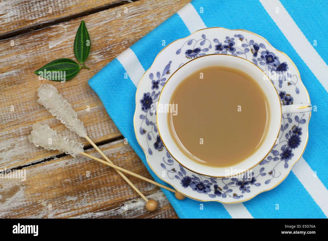 Il tè di latte nella tazza vintage Foto Stock