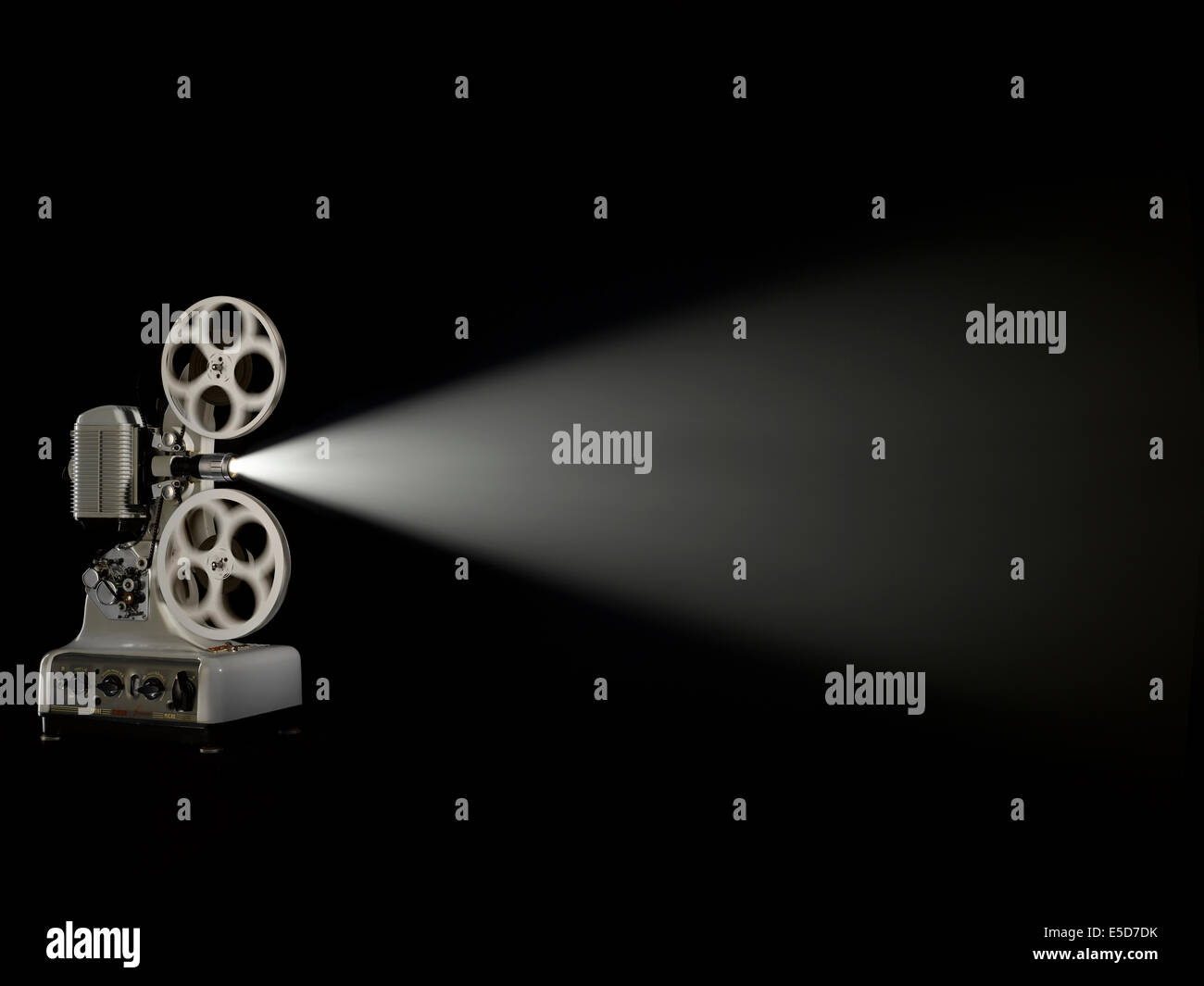 A tre quarti di angolazione di un vecchio tipo di proiettore film girato contro uno sfondo scuro Foto Stock