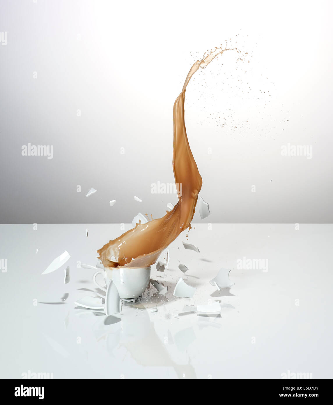 Interruzione di una tazza di tè smashing sull impatto Foto Stock