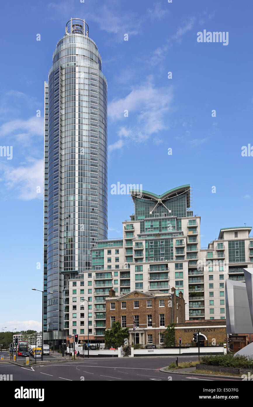 La torre, Vauxhall. Appartamenti di Lusso accanto al Fiume Tamigi a Londra, Regno Unito, adombrando una tradizionale casa Vittoriana Foto Stock