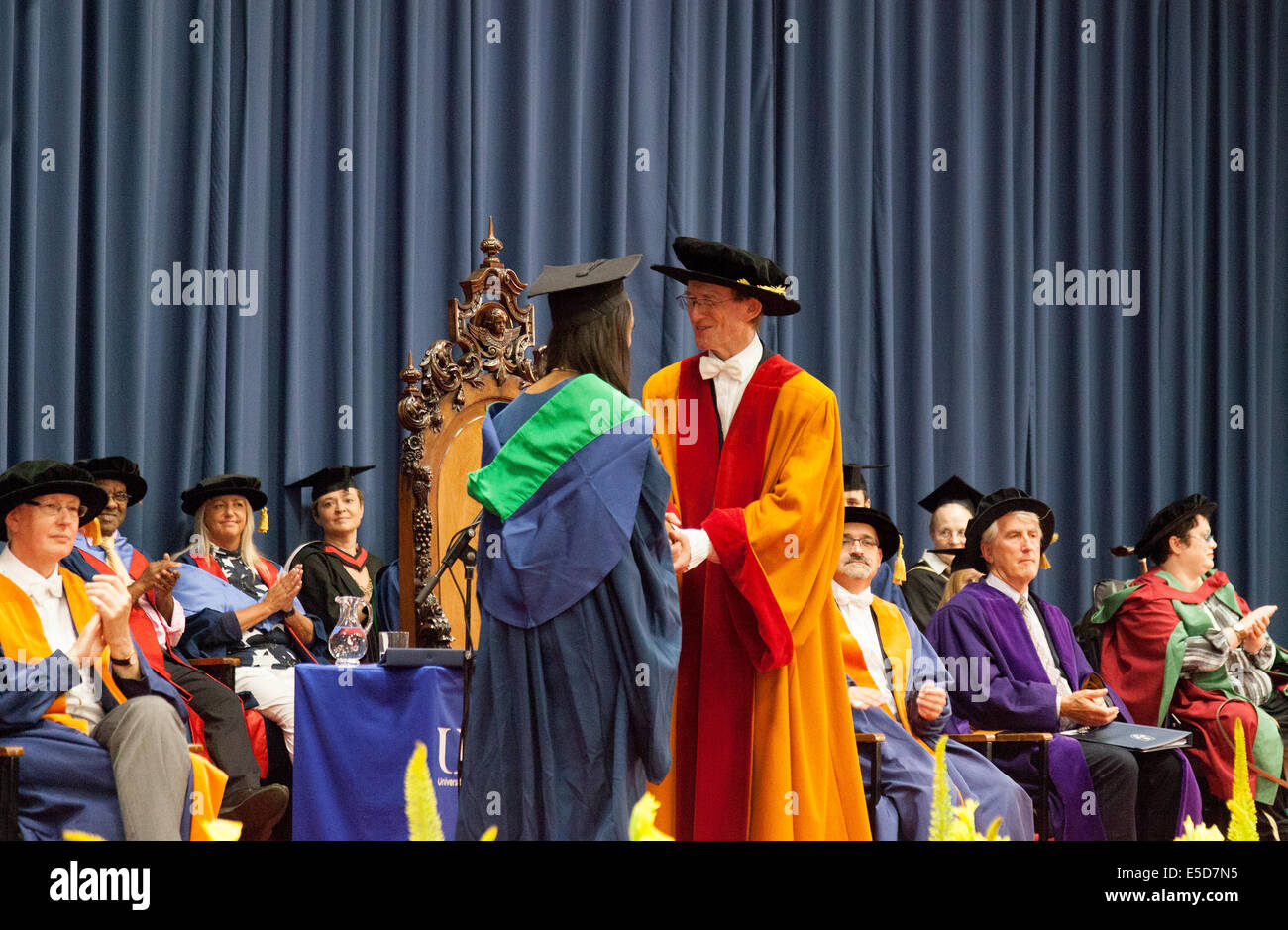 Un tesista riceve la sua laurea presso la sua cerimonia di laurea, UEA ( Università di East Anglia ); Norwich Regno Unito Foto Stock