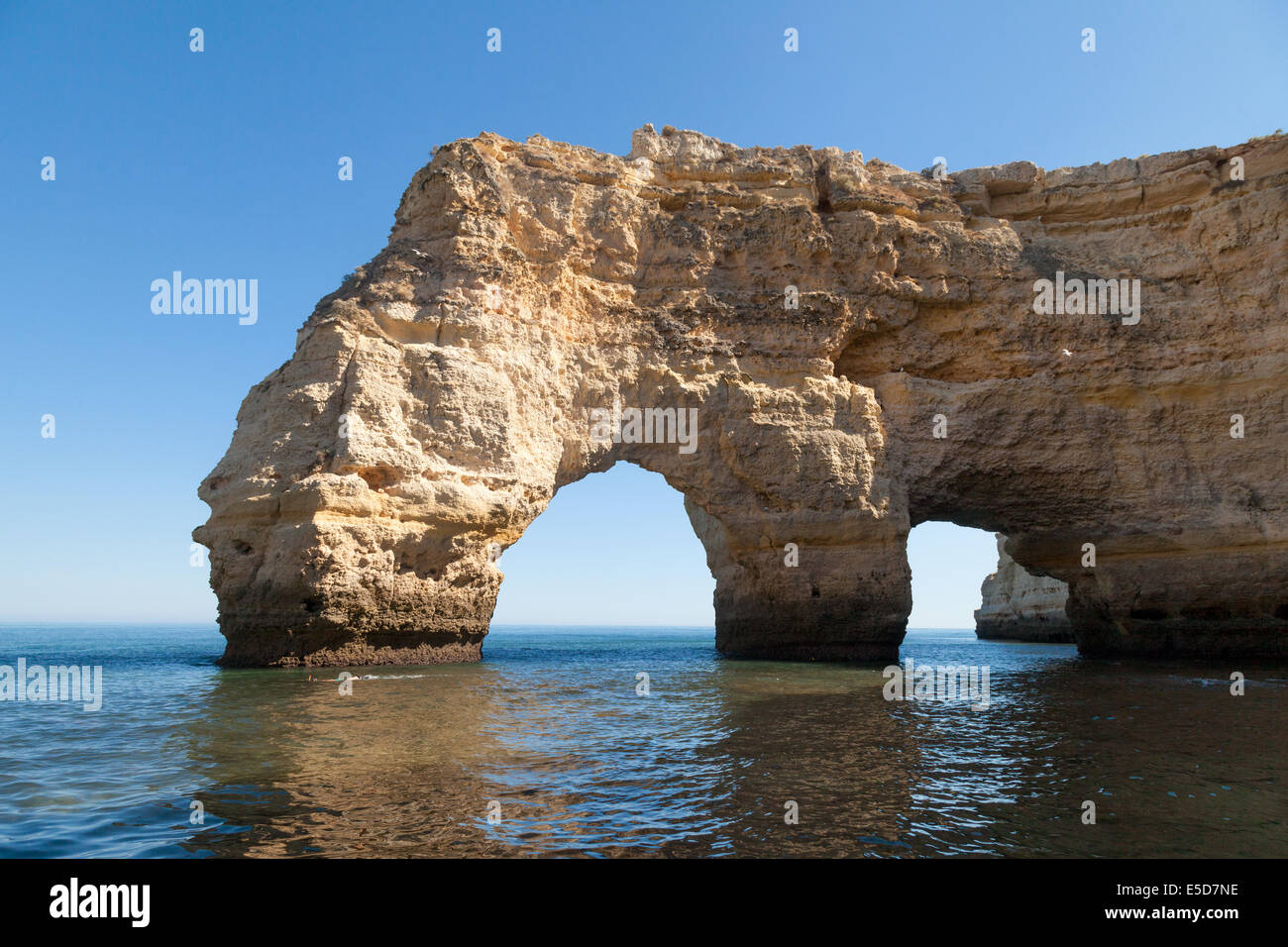 Grotte rocciose e gli archi a Praia da Marinha ( Marinha Beach ), Algarve, Portogallo, Europa Foto Stock
