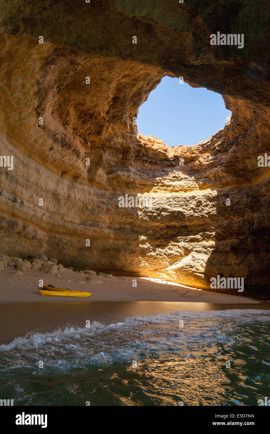 Una 'spiaggia segreta' raggiungibile solo in barca, all'interno della grotta marina della Cattedrale sulla costa dell'Algarve vicino a Benagil, Portogallo, Europa Foto Stock
