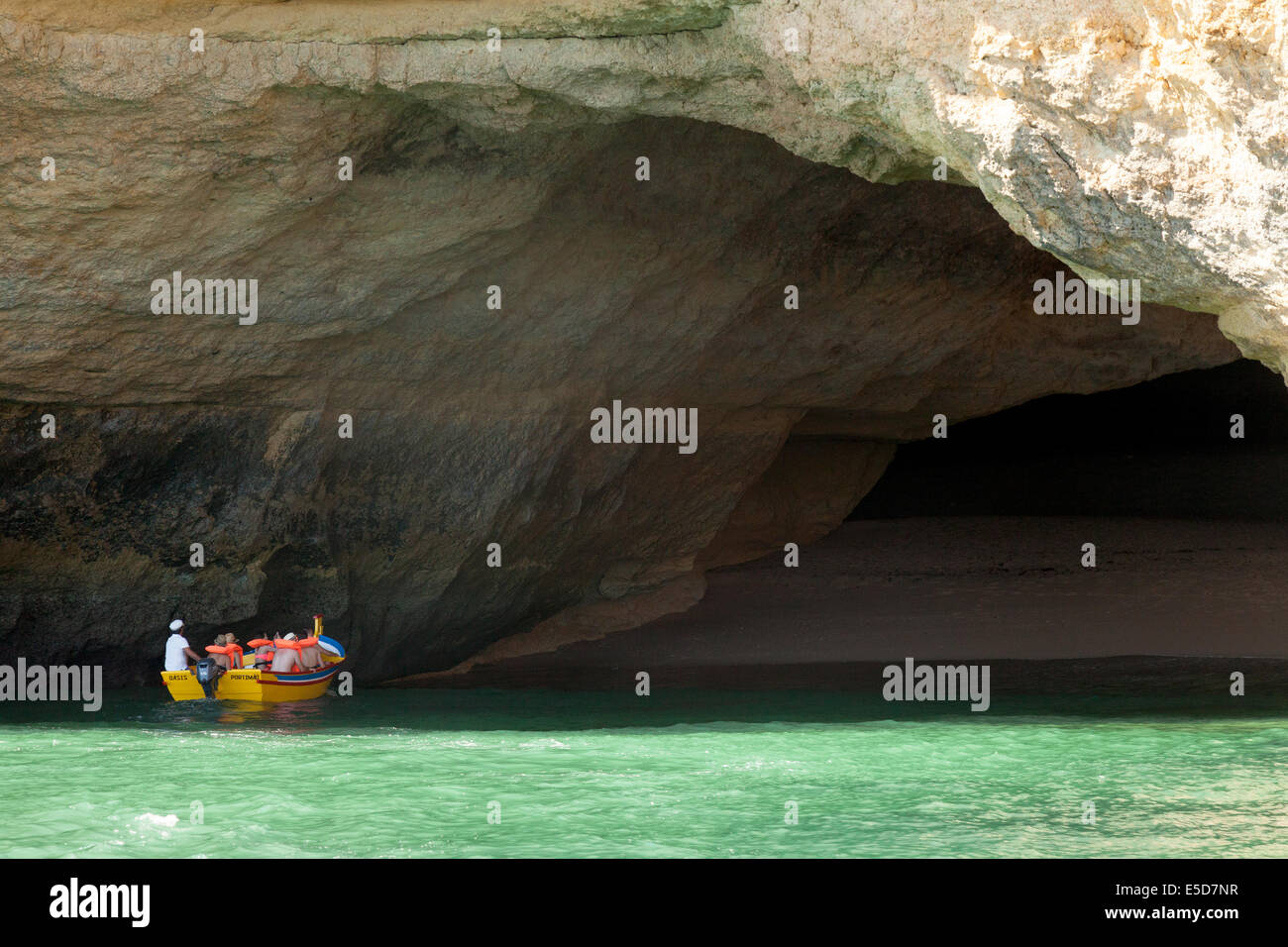 Le persone in vacanza visitando le grotte marine su una gita in barca, algarve costa vicino a Benagil, Portogallo, Europa Foto Stock