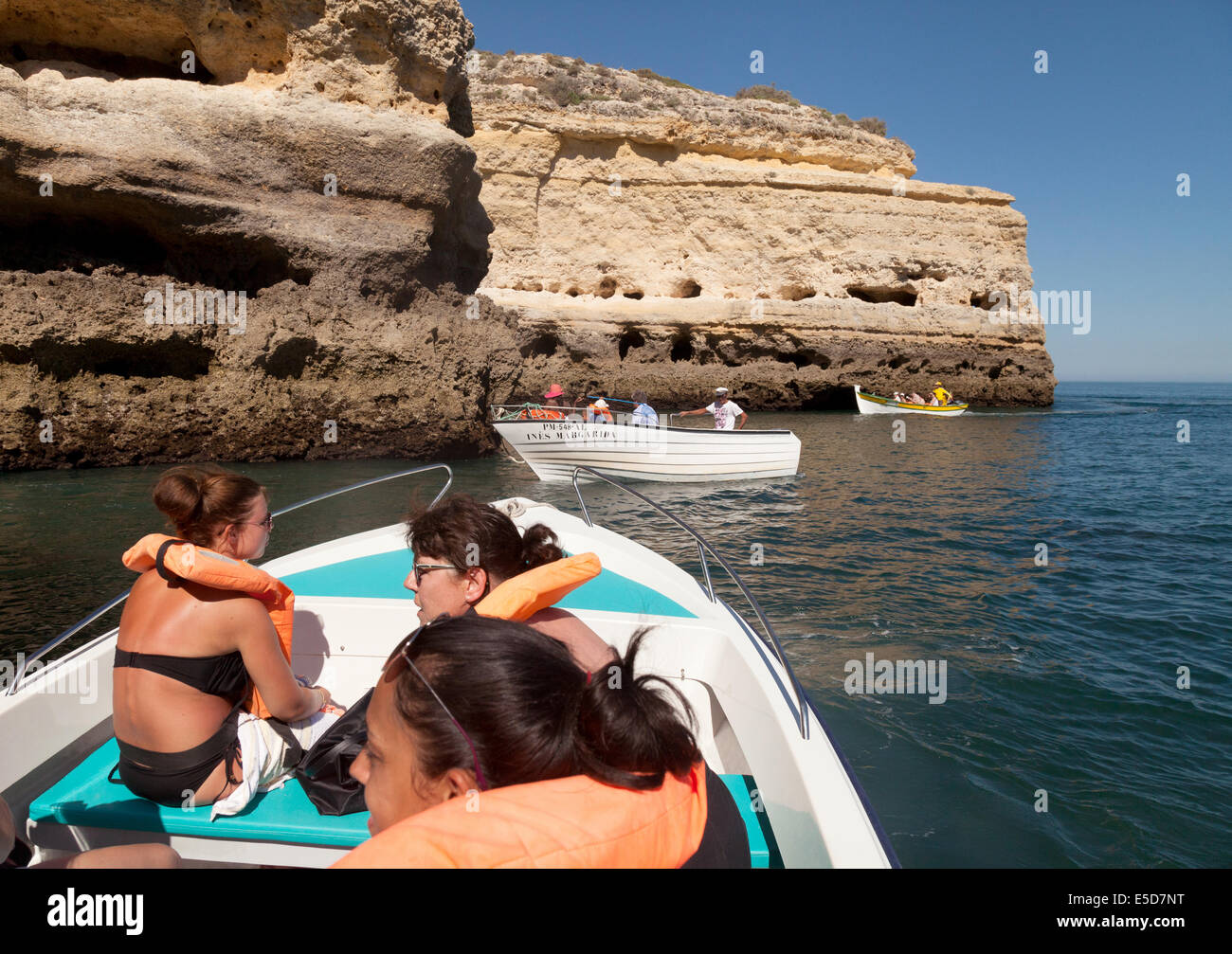 Le donne i turisti in una gita in barca per vedere le grotte marine sulla costa di Algarve in corrispondenza a Benagil, Algarve, Portogallo, Europa Foto Stock