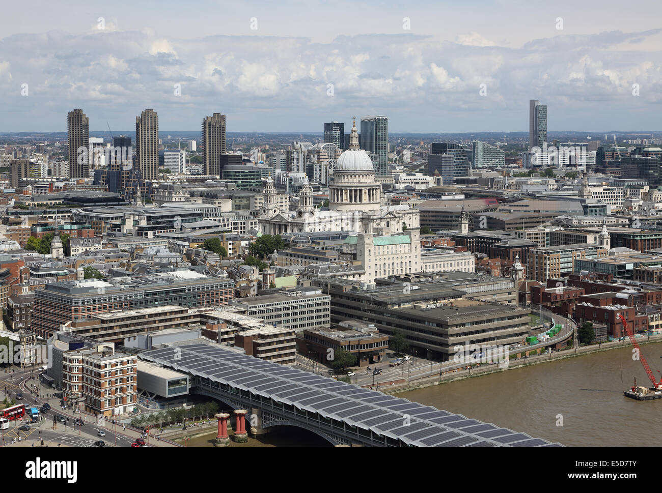 St Pauls Cathedral (centro) è quasi perso tra gli edifici moderni della città di Londra. Blackfriars Station in primo piano. Foto Stock
