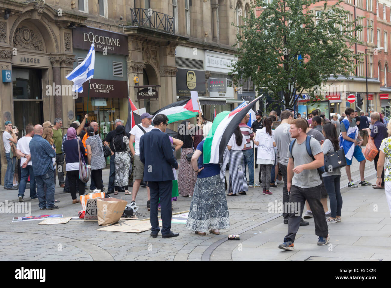 Manchester, Regno Unito. 28 Luglio, 2014. I sostenitori della Palestina e di Israele stadio contatore-proteste al di fuori del Kedem negozio di cosmetici in King Street, Manchester. Kedem vende israeliano Mare Morto prodotti di bellezza che i manifestanti sostengono sono presi illegalmente. Questa protesta è parte di una campagna di targeting Kedem. I sostenitori del negozio sostengono i clienti è stato impedito di entrare nel negozio. Credito: Giuseppe Clemson/Alamy Live News Foto Stock