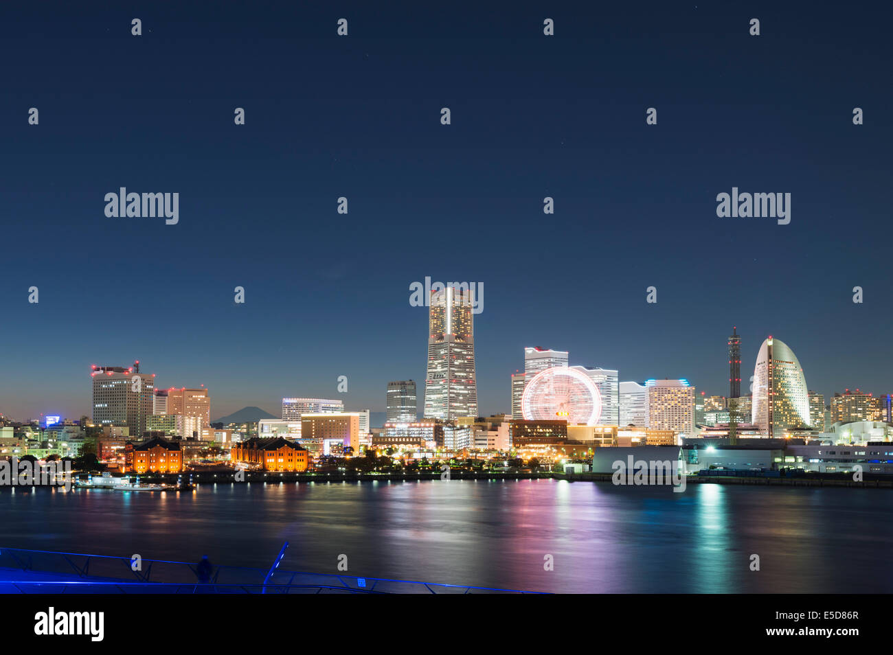 Asia; Giappone; Honshu; Yokohama Bay e sullo skyline Foto Stock