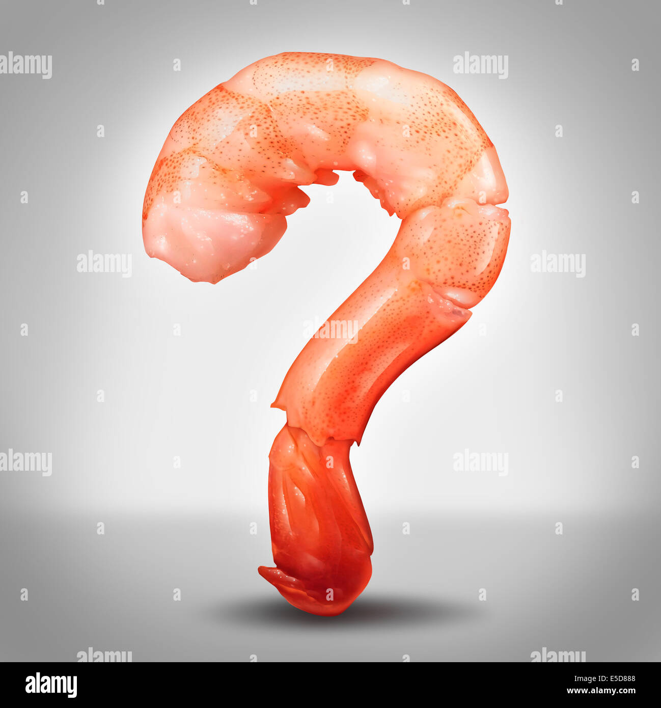 Domande di frutti di mare nozione come un gambero in una vista ravvicinata a forma di punto interrogativo come un simbolo per la fresca refrigerata deliziosi frutti di mare come i crostacei o pesce come un icona di allergia informazioni o istruzioni di cottura o ricette. Foto Stock