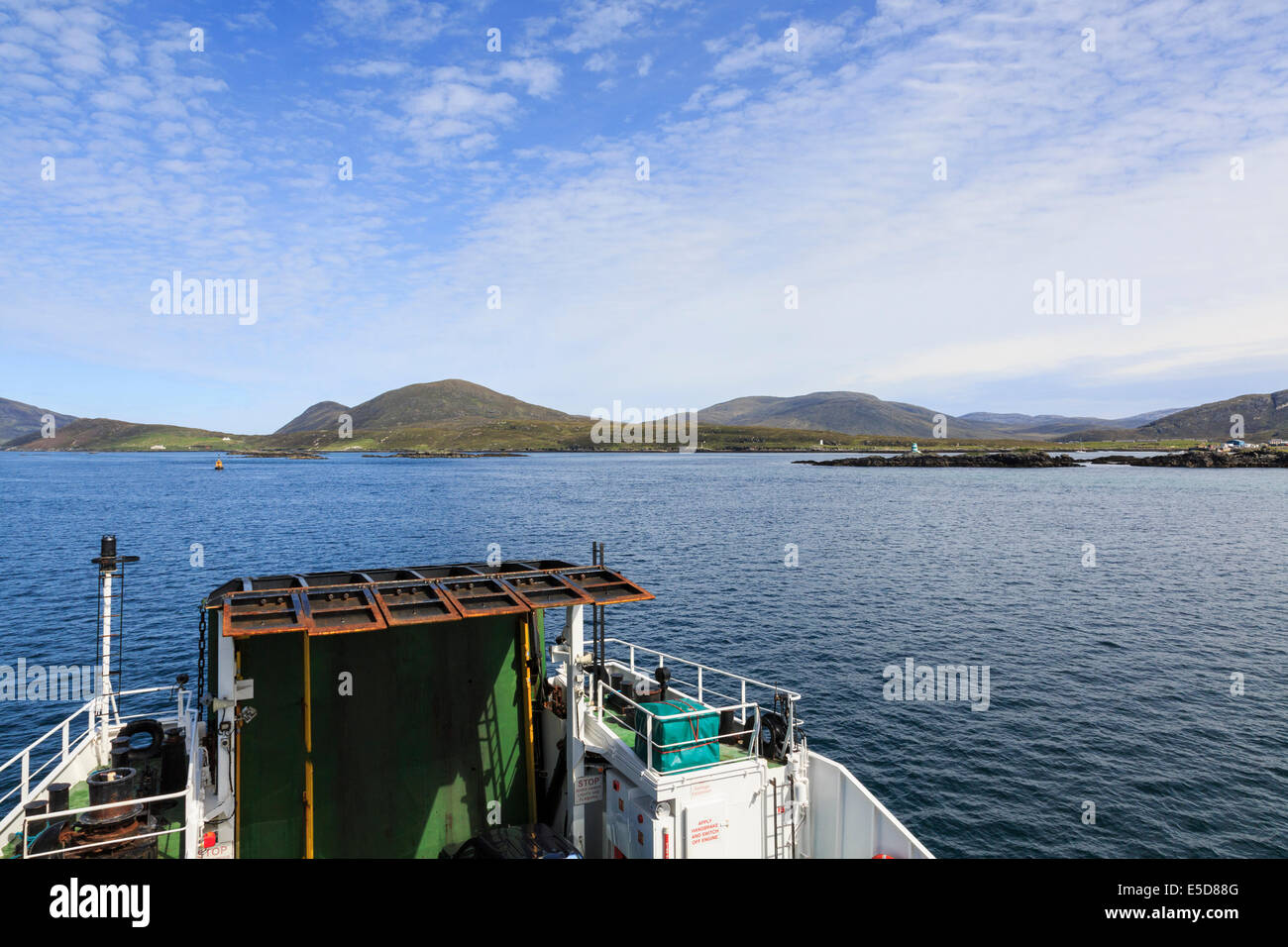 Caledonian MacBrayne passeggero traghetto auto vela da Berneray avvicinando Leverburgh Isle of Harris Ebridi Esterne della Scozia UK Foto Stock