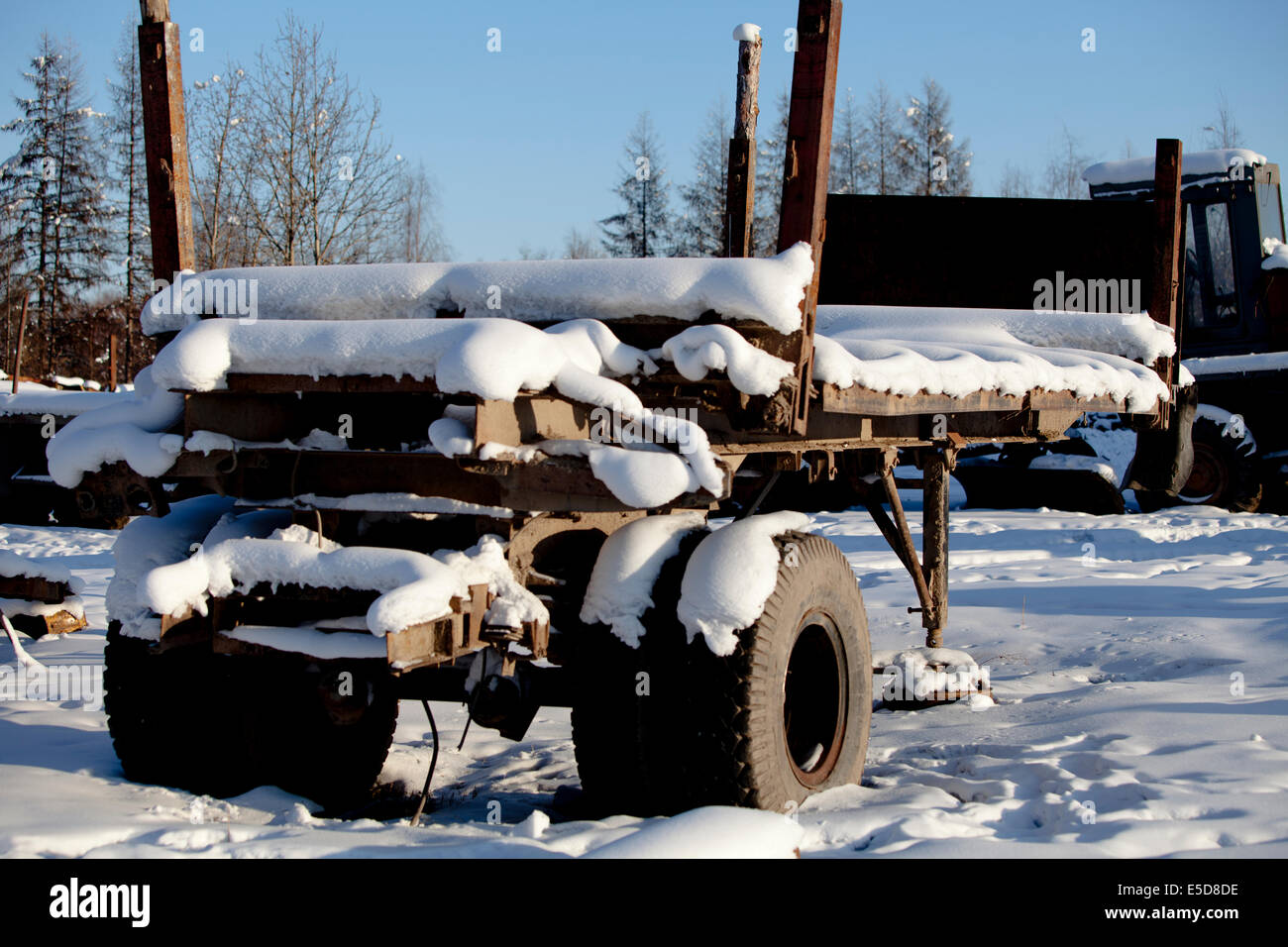 Grande rimorchio coperto di neve carrello Foto Stock