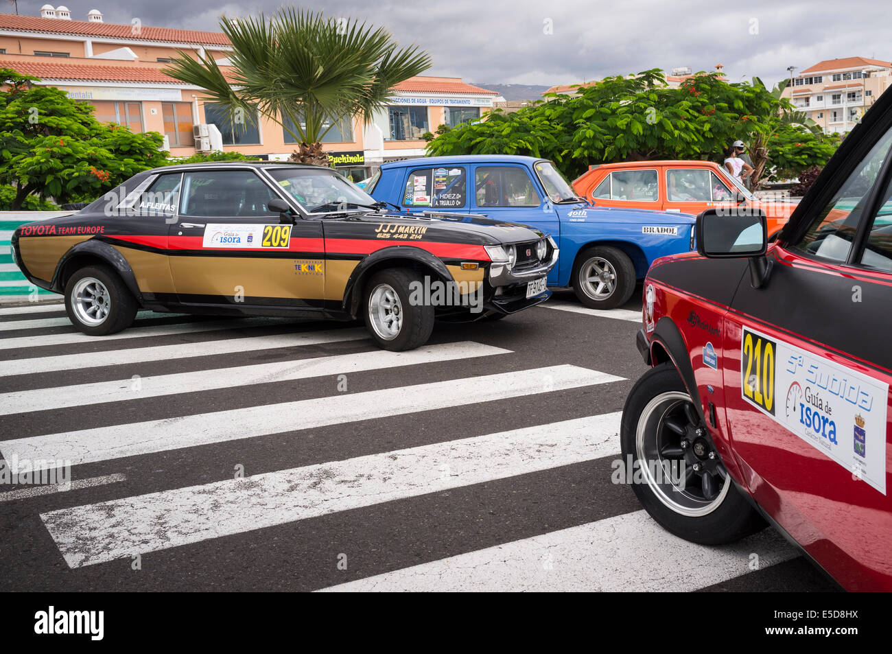 Rally auto parcheggiate nel contenitore sicuro pronto per il rally hillclimb a Guia de Isora da Playa San Juan, Tenerife, Foto Stock