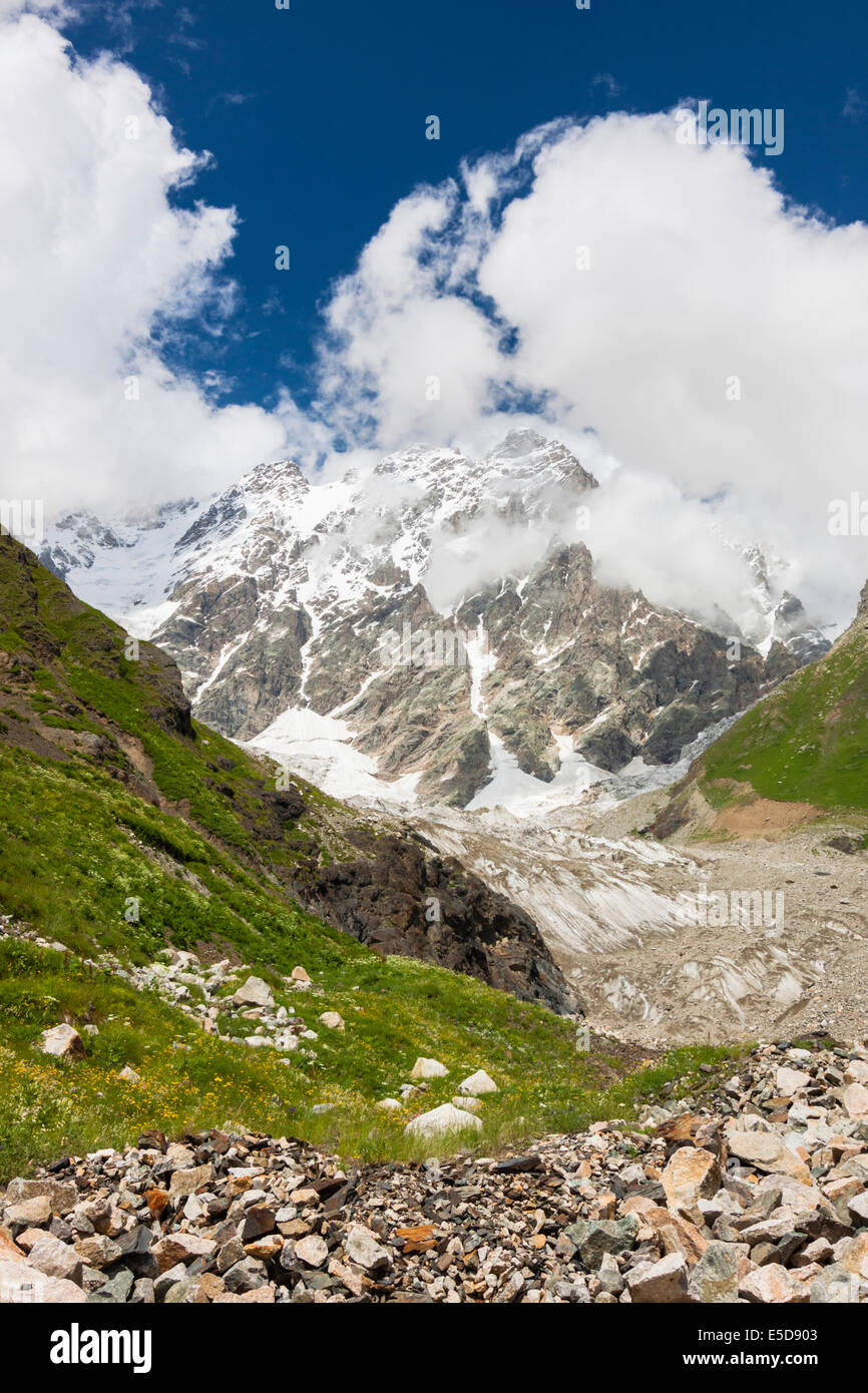 Shkhara ghiacciaio e massiccio, a 5068 m e la vetta più alta in Georgia. Foto Stock