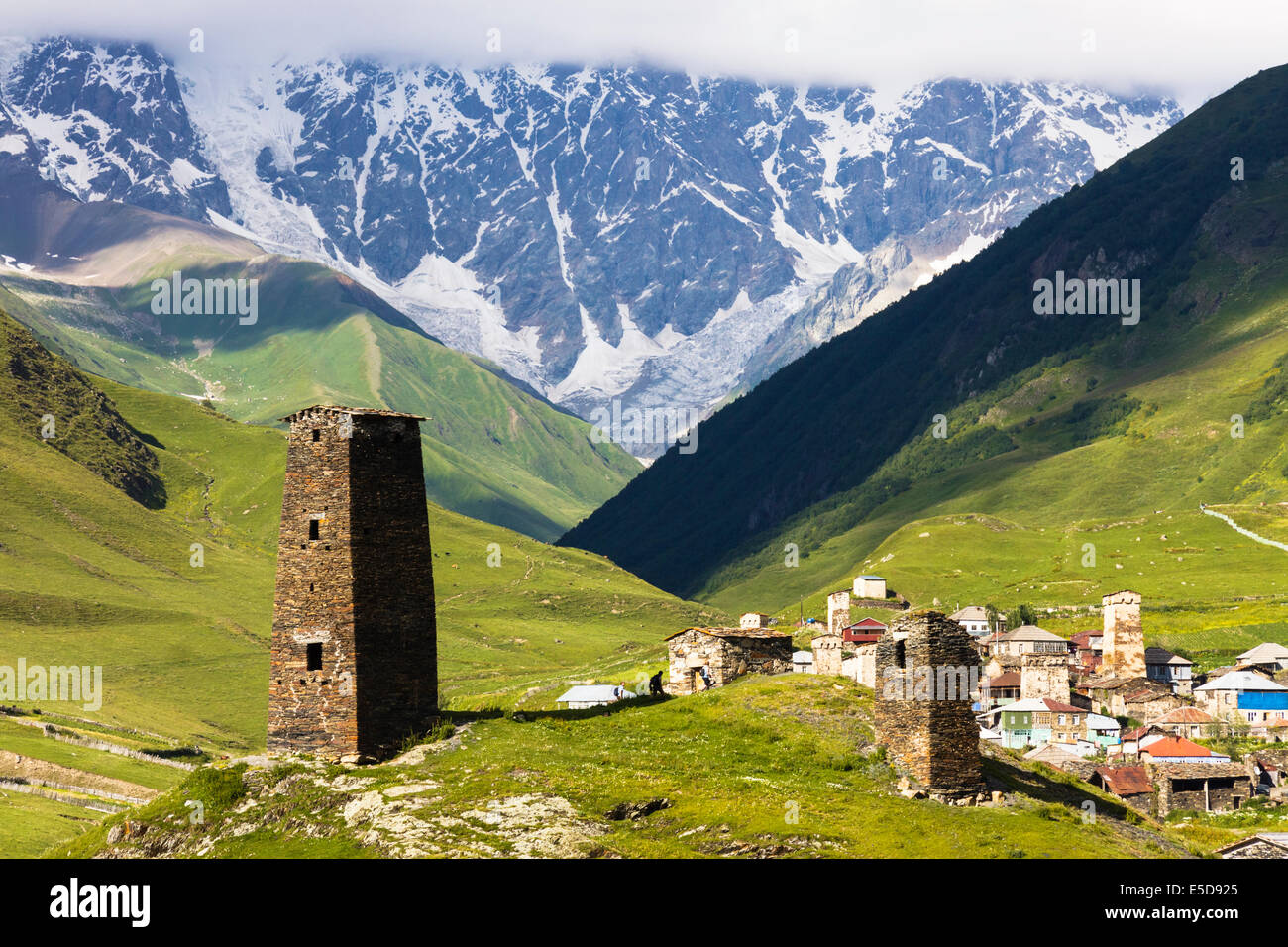 Ushguli, la permanente più alto villaggio abitato in Europa. Svaneti, Georgia Foto Stock