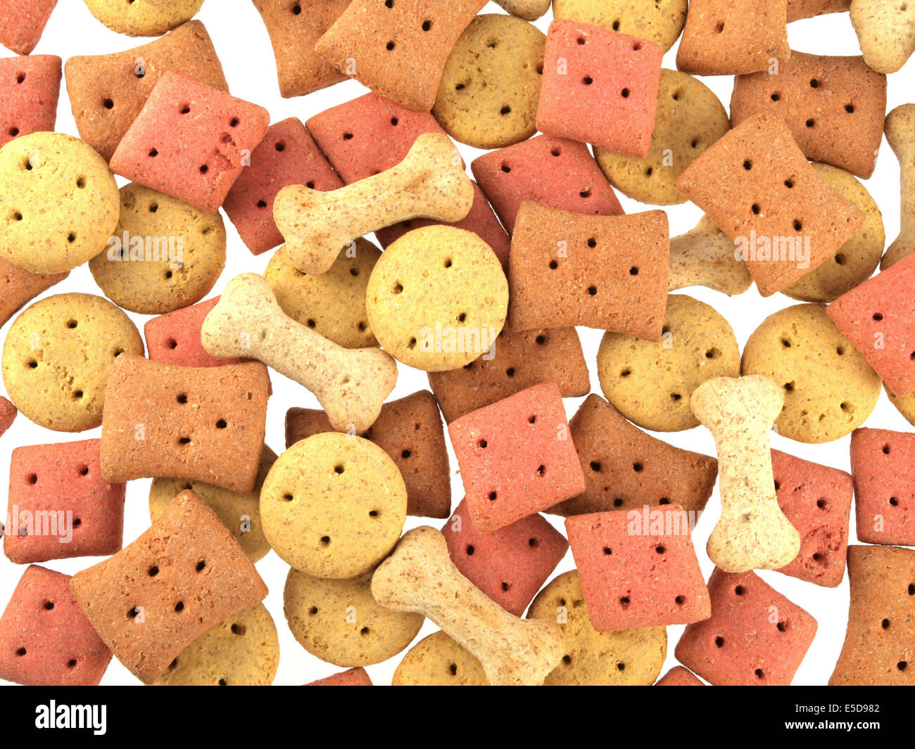 Close up assortiti di forma biscotti di cane su uno sfondo bianco. Foto Stock