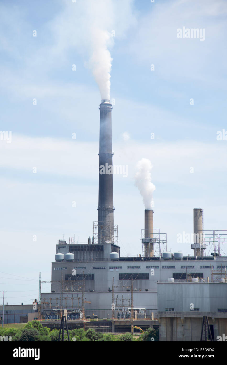 Una fabbrica che inquina il cielo con impianto di scarico e di emissioni di fumo dalla pila Foto Stock