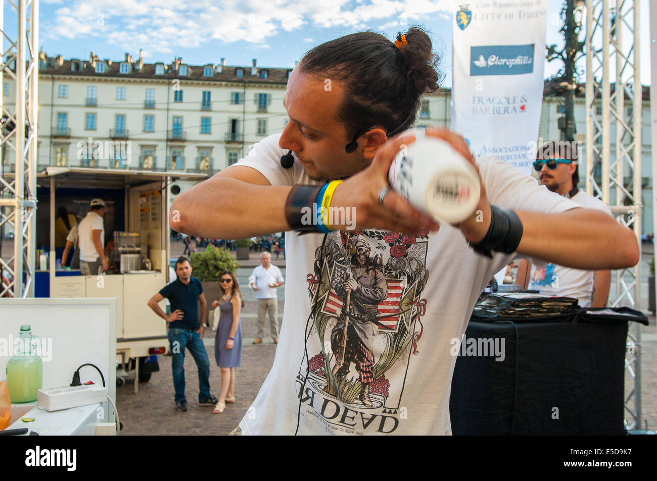 Torino, Italia. 27 Luglio, 2014. La messa a fuoco della miscelazione, vuole essere consapevoli di una bevanda analcolica di benessere - Il Barman Alberto Giovine preparare i suoi cocktail ' vedere Rose ' © davvero facile Star/Alamy Live News Foto Stock