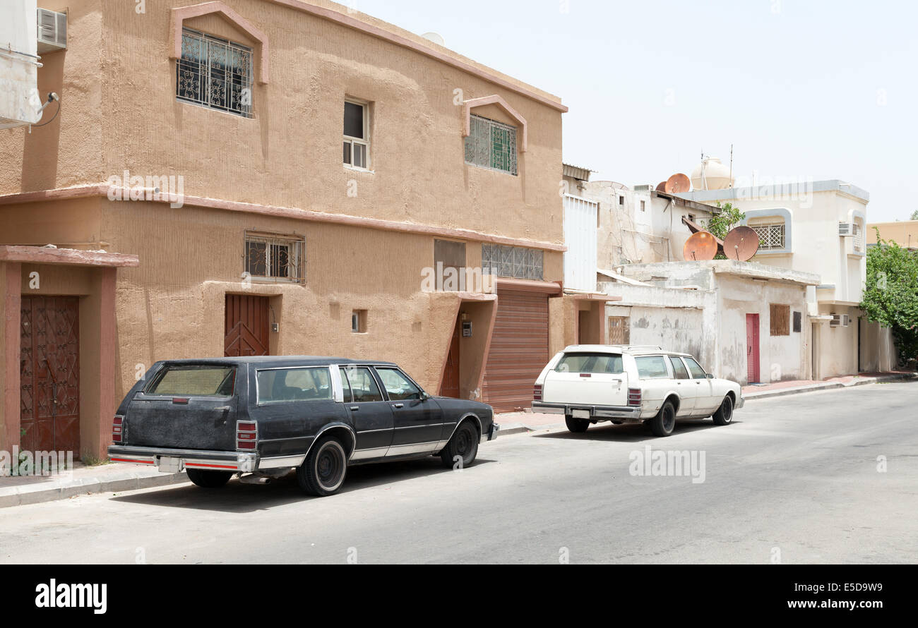 Street View di automobili parcheggiate, Rahima town, Arabia Saudita Foto Stock