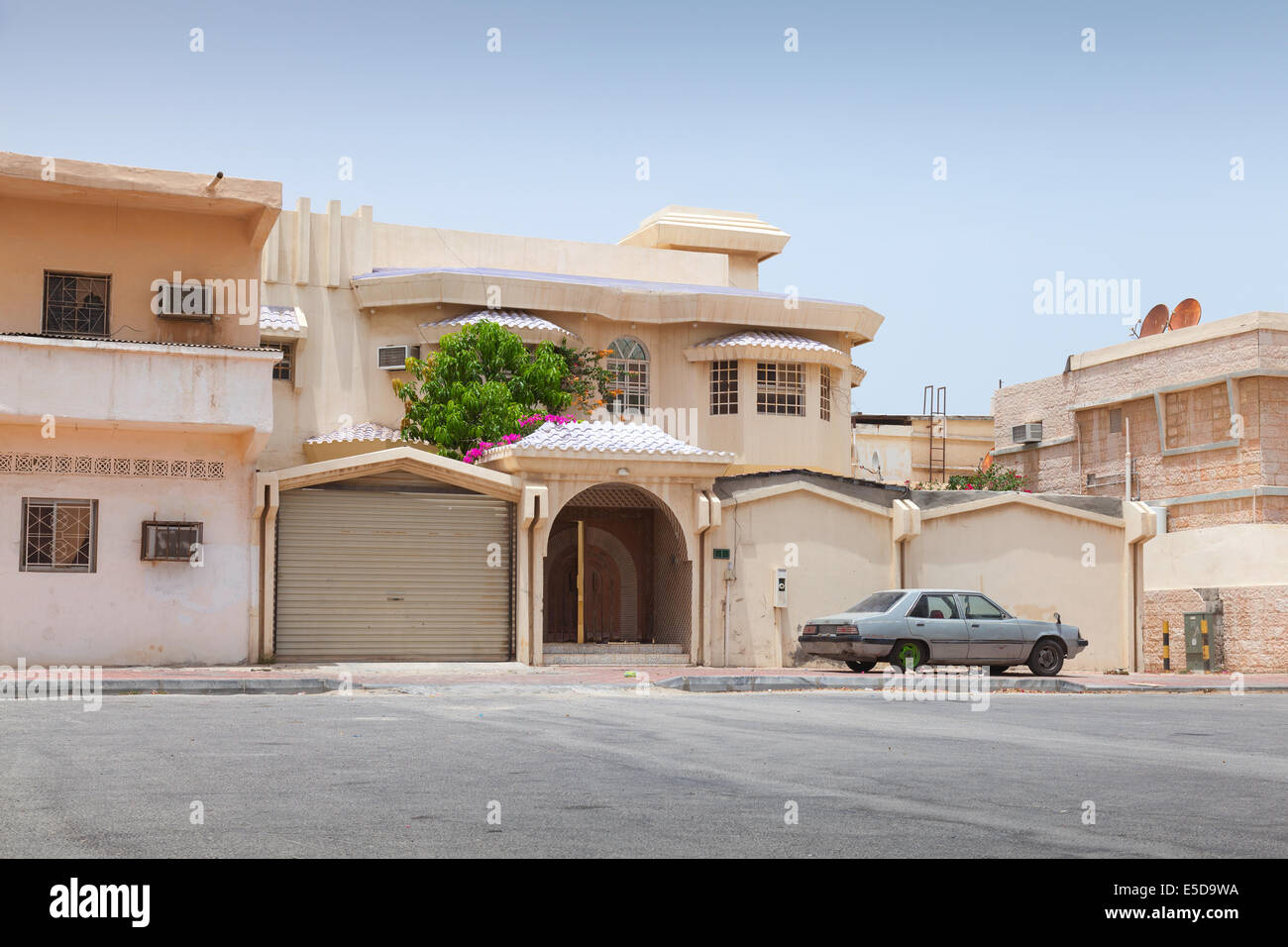 Street view con la vecchia auto parcheggiata, Rahima town, Arabia Saudita Foto Stock