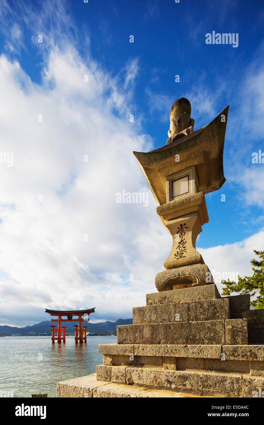 Asia, Giappone, Honshu, Prefettura di Hiroshima, l'isola di Miyajima, lanterna di pietra e torii gate di Itsukushima jinja sacrario scintoista, Une Foto Stock