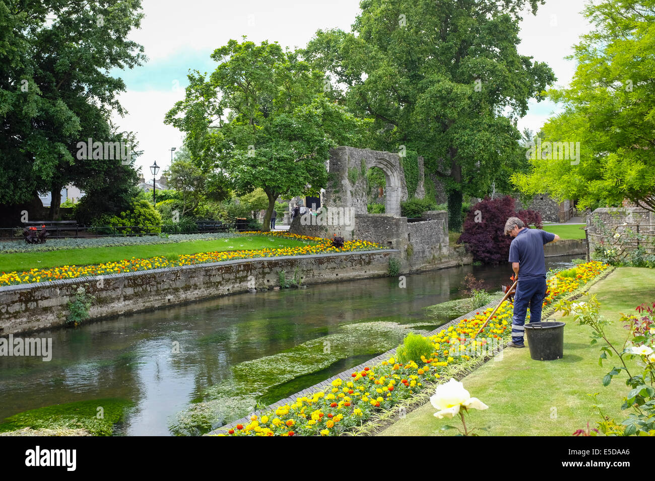 Giardiniere in Westgate Giardini a Canterbury, Regno Unito Foto Stock