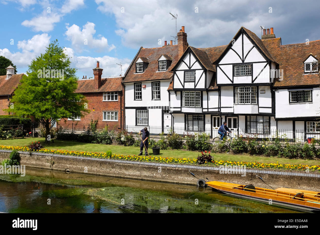 Giardiniere in Westgate Giardini a Canterbury, Regno Unito Foto Stock