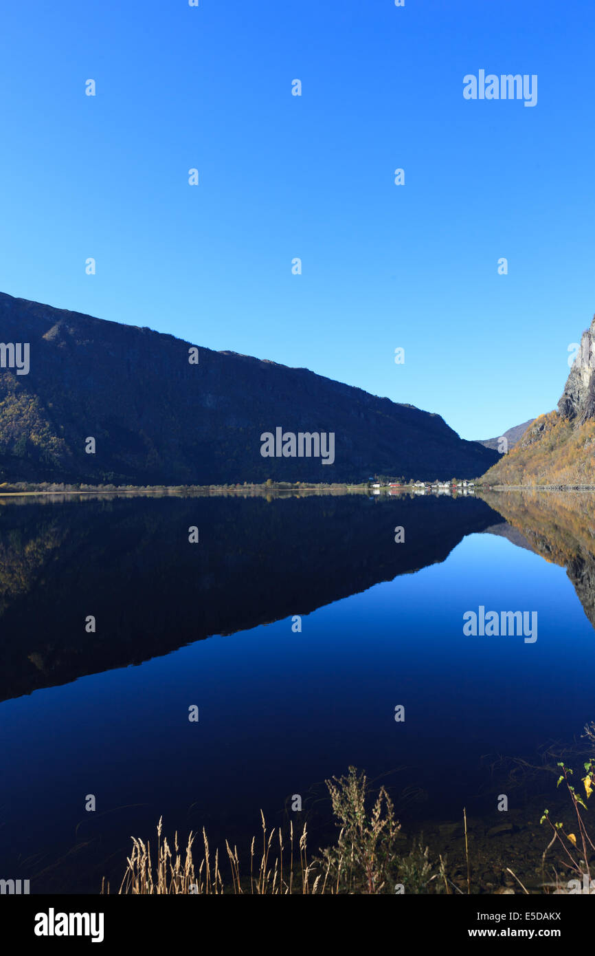 Le montagne si riflette nell'acqua Foto Stock