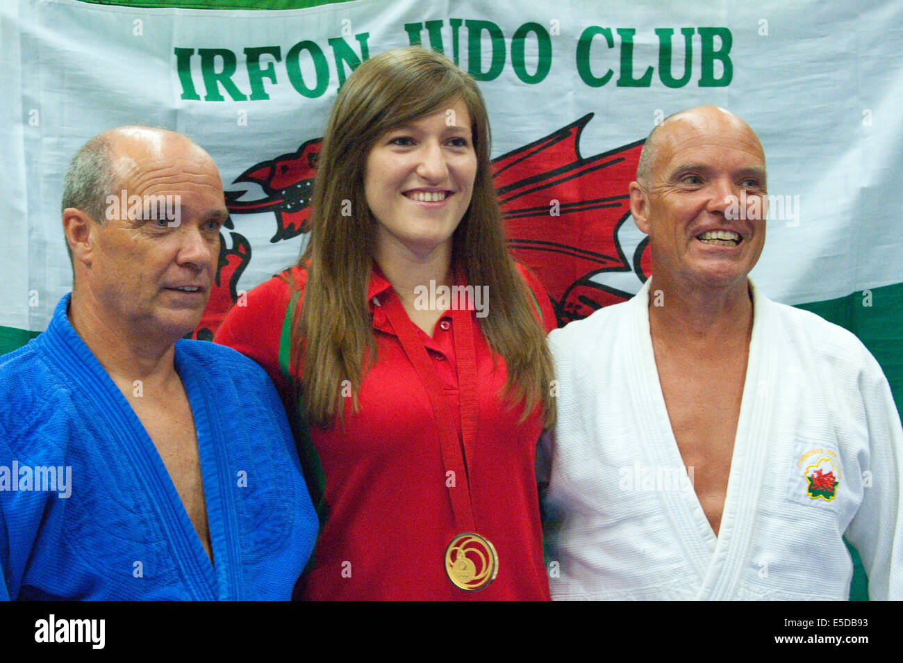 Builth Wells, Regno Unito. 28th, luglio 2014. Natalie con il senior coach Richard Jones (L) e Richards fratello gemello Phillip Jones (R) - anche autobus a Brecon. Natalie Powell 23, i giochi del Commonwealth Judo Gold Medallist, ottiene insieme con la famiglia e gli amici presso il Irfon Judo Club dove ha iniziato ad apprendere il judo all'età di 8 anni sotto il coaching di senior coach Richard Jones. Originariamente dalla metà del Galles città di Beulah, Natalie ora vive a Cardiff dove studia la scienza biomedica a Cardiff Uni. Ha foglie mercoledì prossimo per la formazione in Portogallo prima di competere al mondo Judo campionati Foto Stock