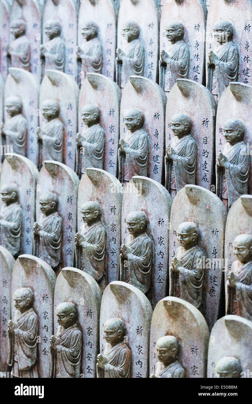 Asia, Giappone, Honshu, Prefettura di Hiroshima, l'isola di Miyajima, statue in Daisho-nel tempio buddista Foto Stock