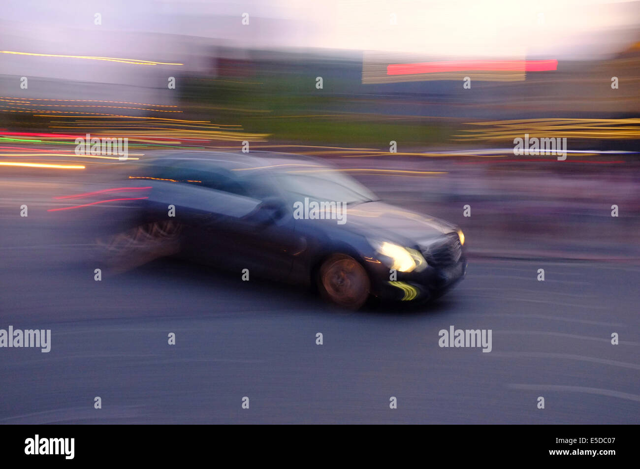 Vettura andando dietro un angolo con motion blur Foto Stock