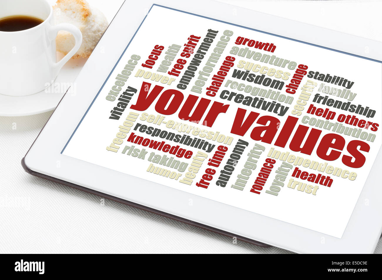 La vostra vita i valori cloud di parola su una tavoletta digitale con una tazza di caffè Foto Stock
