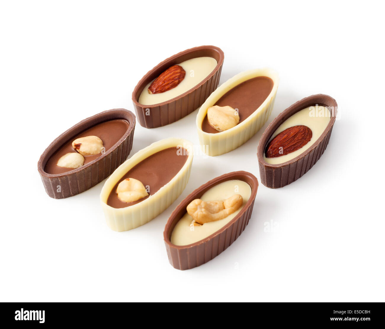 Cioccolatini fatti a mano con i dadi isolati su sfondo bianco Foto Stock