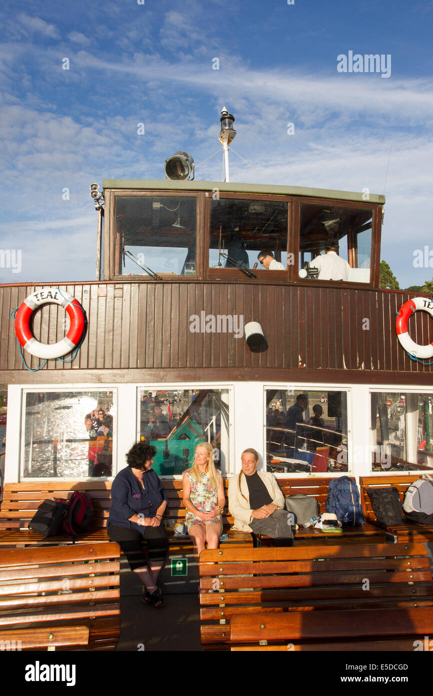 Lago di Windermere Cumbria Regno Unito 28 luglio 2014 Bowness on Windermere il sistema di cottura a vapore "MV Teal' appartenenti a Windermere crociere sul lago hosted BBC " giardinieri' ora delle interrogazioni" Lunedì 28 Luglio. Questa registrazione speciale del popolare BBC Radio 4 show ha avuto luogo nel centro del lago .Il Presidente Eric Robson era unita da partecipanti Bod Flowerdew Bunny Guinness & Pippa Greenwood rispondendo giardino le relative richieste di assistenza da questa impostazione unica nel cuore del distretto del lago. Anche Roger Bolton da "Feedback" realizzato un documentario della registrazione unica. Credito: Gordon Shoosmith/Alamy Live News Foto Stock