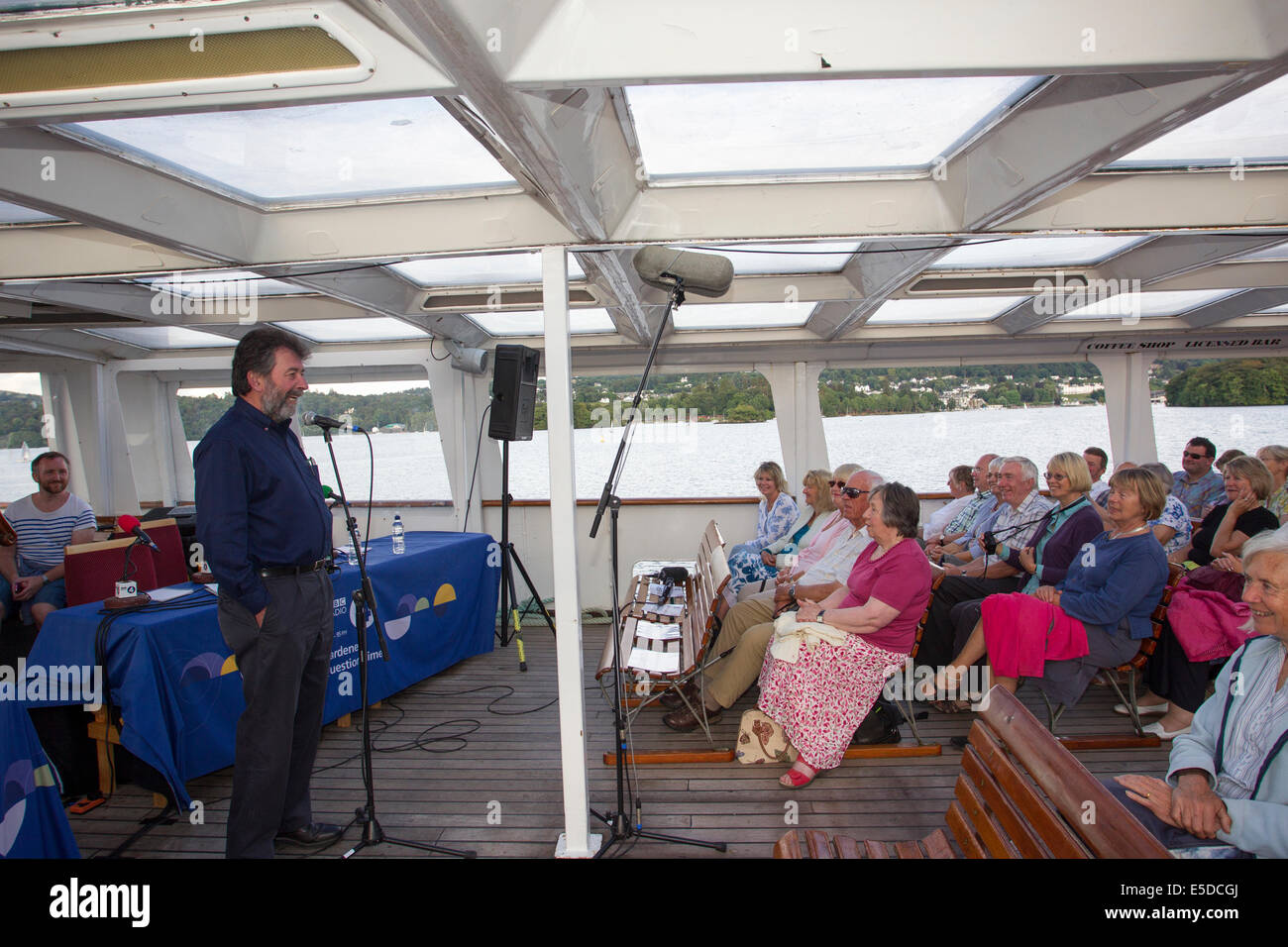 Lago di Windermere Cumbria Regno Unito 28 luglio 2014 Bowness on Windermere il sistema di cottura a vapore "MV Teal' appartenenti a Windermere crociere sul lago hosted BBC " giardinieri' ora delle interrogazioni" Lunedì 28 Luglio. Questa registrazione speciale del popolare BBC Radio 4 show ha avuto luogo nel centro del lago .Il Presidente Eric Robson era unita da partecipanti Bod Flowerdew Bunny Guinness & Pippa Greenwood rispondendo giardino le relative richieste di assistenza da questa impostazione unica nel cuore del distretto del lago. Anche Roger Bolton da "Feedback" realizzato un documentario della registrazione unica. Credito: Gordon Shoosmith/Alamy Live News Foto Stock