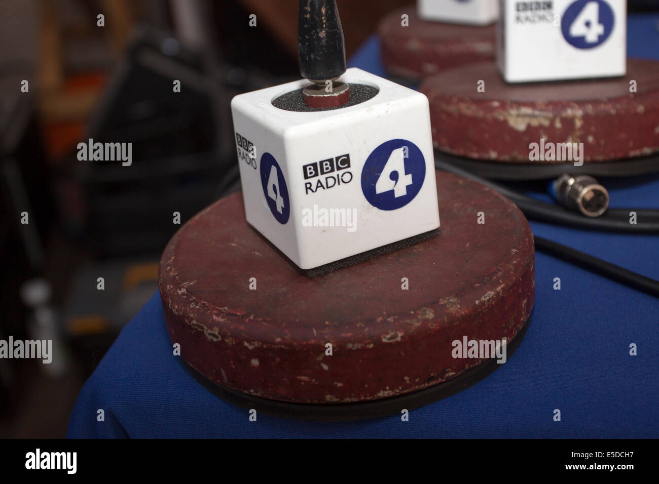 BBC Radio 4 logo stand microfono mic Foto Stock