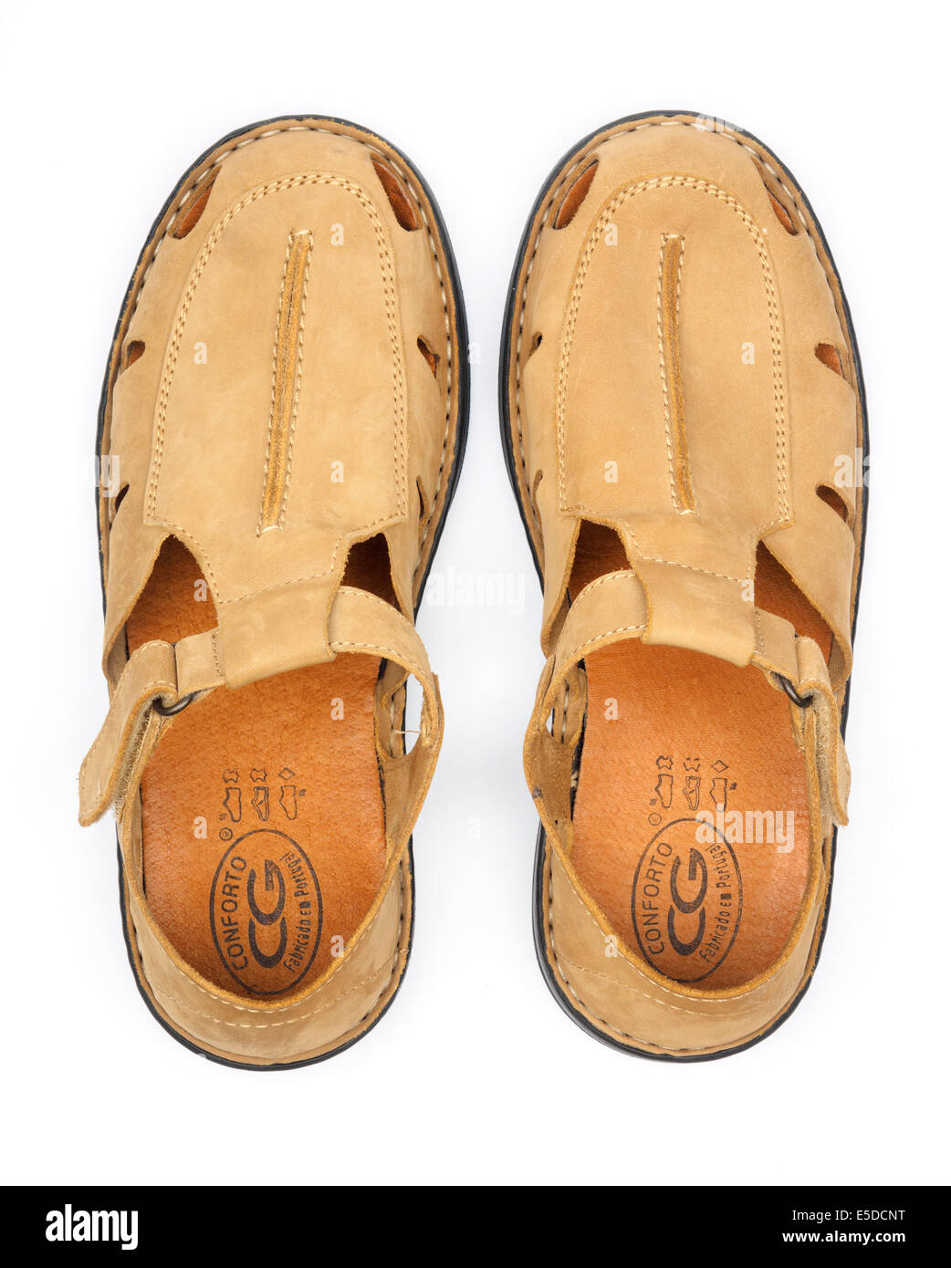 Vista in pianta di una coppia di uomini sandali di cuoio tagliato fuori isolati su sfondo bianco Foto Stock