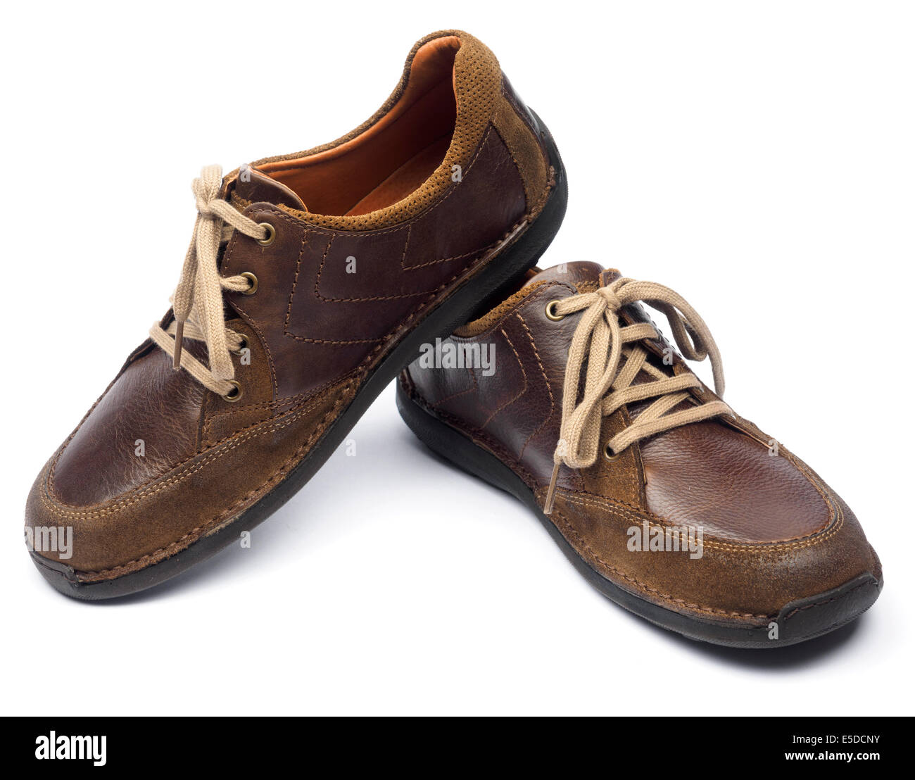 Una coppia di marrone scarpe di cuoio isolati su sfondo bianco Foto Stock