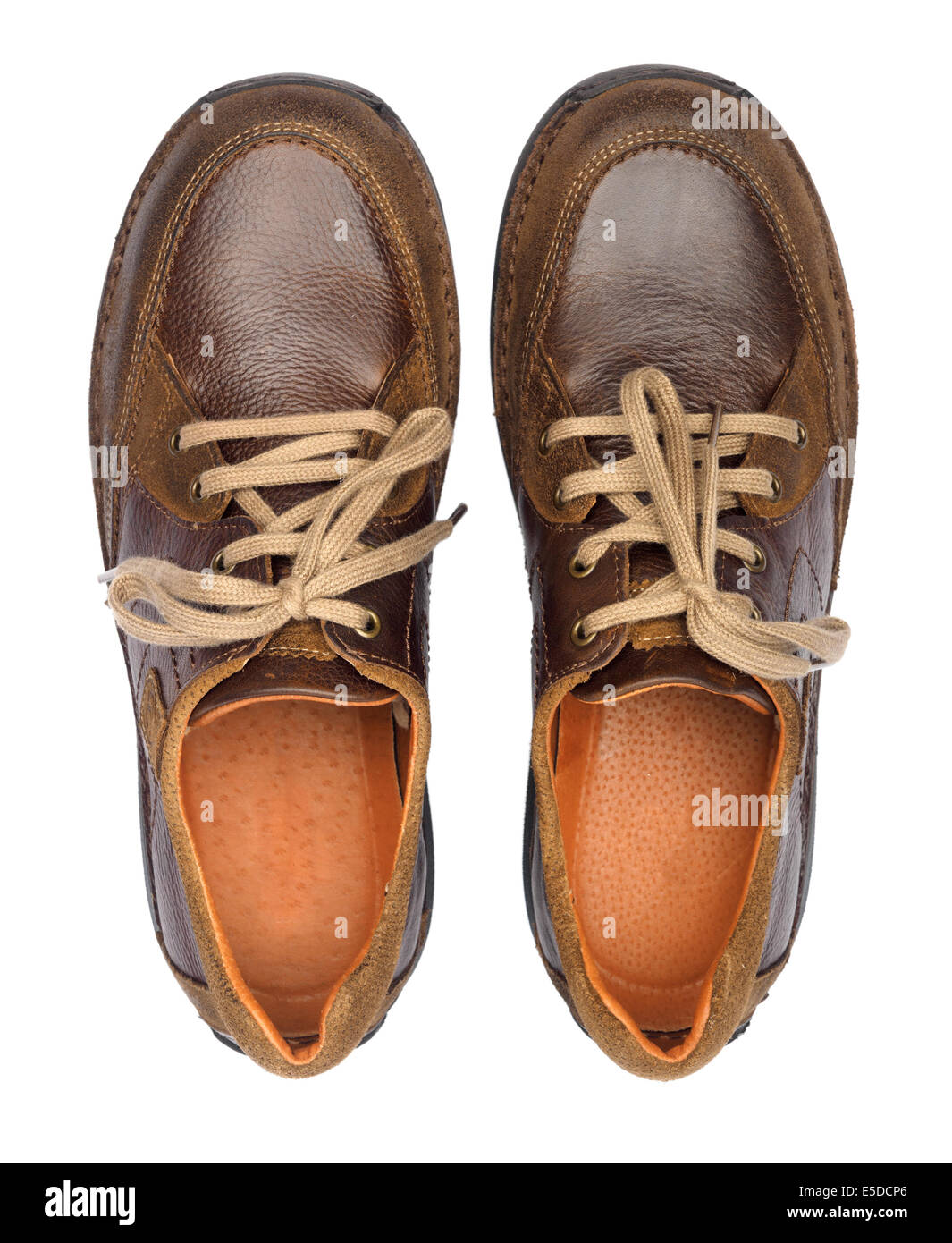 Vista aerea di una coppia di marrone scarpe di cuoio isolati su sfondo bianco Foto Stock