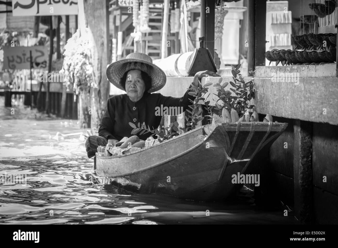 Thai locali vendono cibo e souvenir al famoso Mercato Galleggiante di Damnoen Saduak in Thailandia Foto Stock