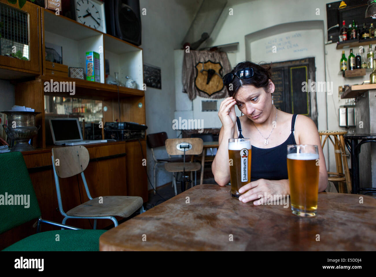 Birra donna pub di Praga all'interno della Repubblica Ceca Foto Stock