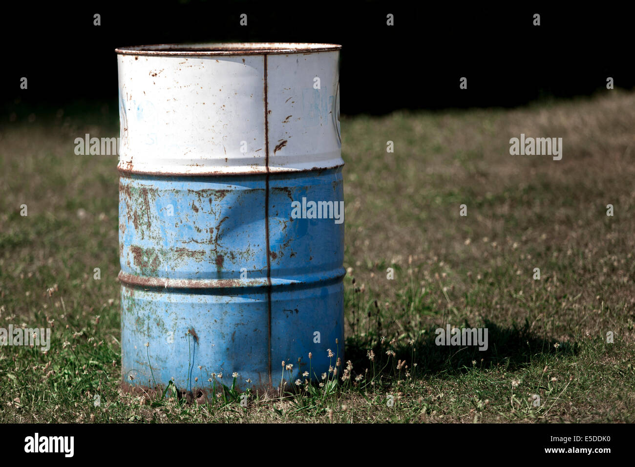 Svuotare il vecchio cilindro dell'olio Foto Stock
