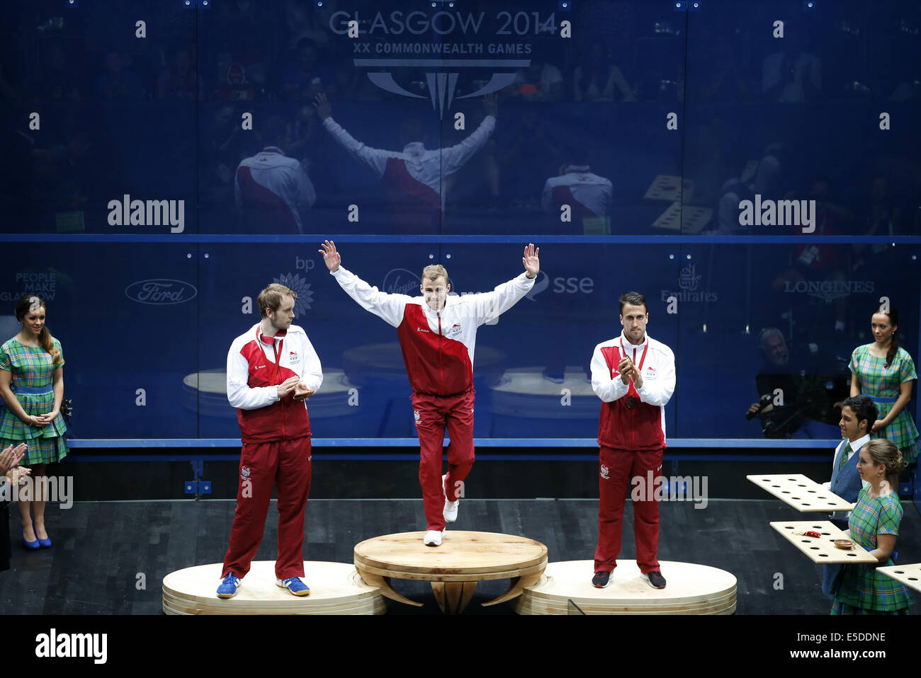 Glasgow, Scozia. 28 Luglio, 2014. Medaglia d'oro Nick Matthew(C) di onde in Inghilterra durante la premiazione per gli uomini singoli di Squash il giorno 5 del Glasgow 2014 Giochi del Commonwealth a Scotstoun Campus sportivo a Glasgow, Scozia, il 28 luglio 2014. Nick Matthew ha sconfitto il compagno di James Willstrop in la medaglia d oro corrispondono con 3-2. Credito: Wang Lili/Xinhua/Alamy Live News Foto Stock