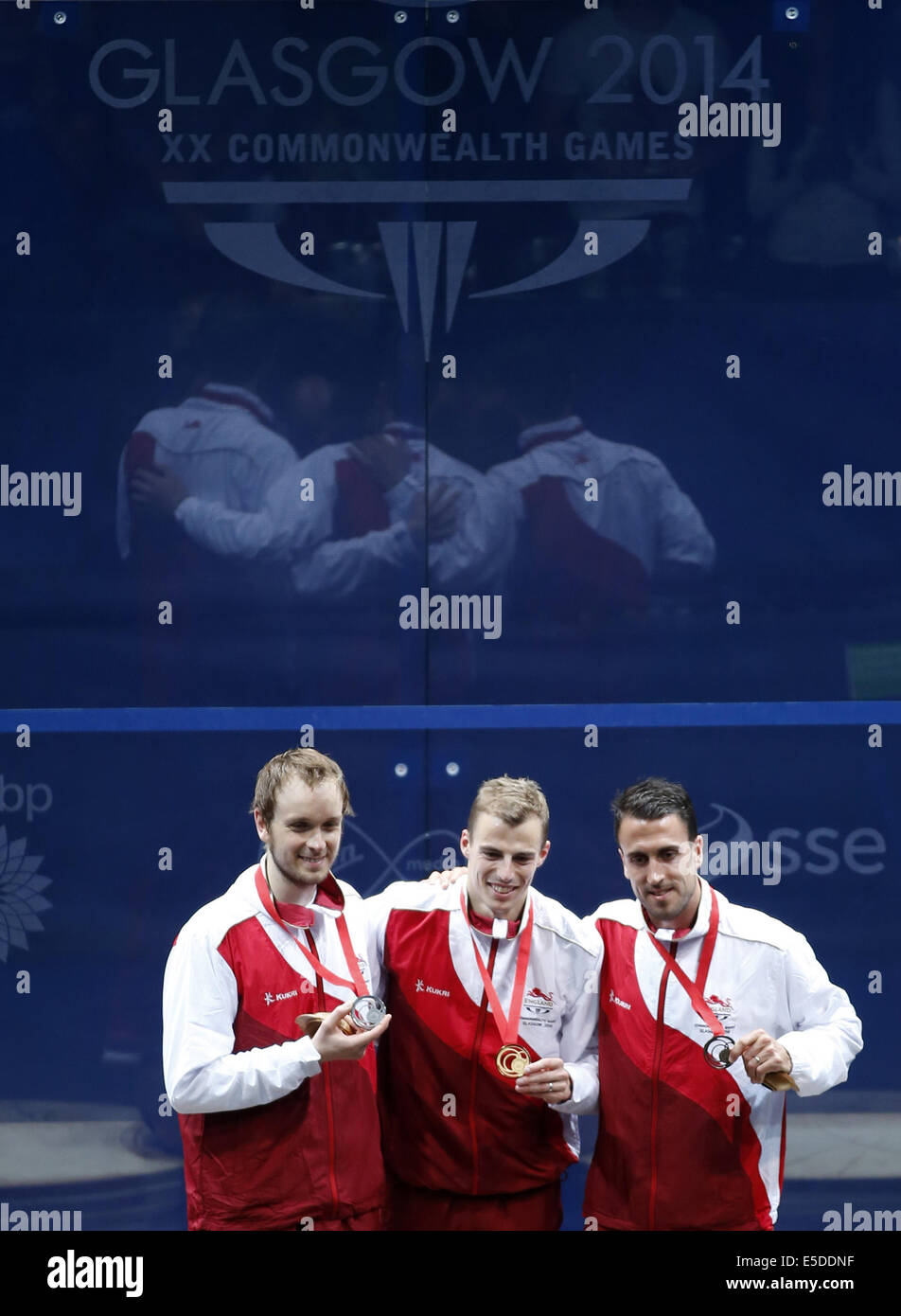 Glasgow, Scozia. 28 Luglio, 2014. Medaglia d'oro Nick Matthew(C) d'Inghilterra pone con i suoi compagni medaglia d'argento James Willstrop(L) e medaglia di bronzo Peter Barker durante la premiazione per gli uomini singoli di Squash il giorno 5 del Glasgow 2014 Giochi del Commonwealth a Scotstoun Campus sportivo a Glasgow, Scozia, il 28 luglio 2014. Nick Matthew ha sconfitto il compagno di James Willstrop in la medaglia d oro corrispondono con 3-2. Credito: Wang Lili/Xinhua/Alamy Live News Foto Stock