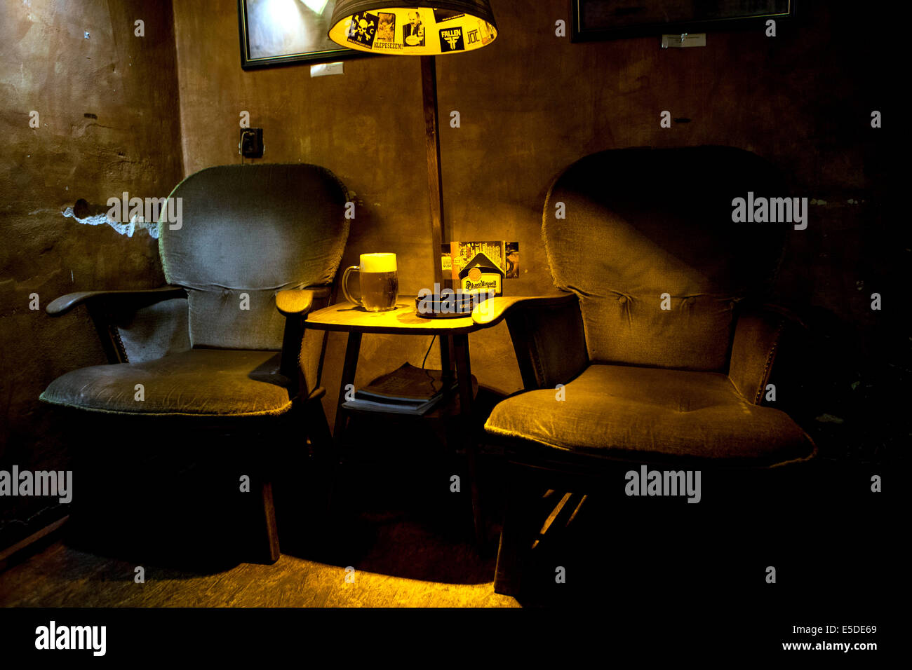 Praga bar Znama firma, atmosfera con lampada e birra, Zizkov, Praga, Repubblica Ceca Foto Stock