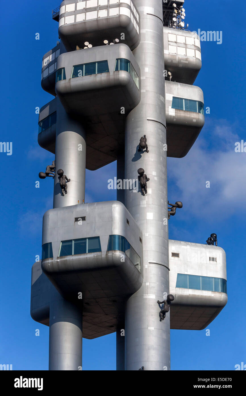 "Strisciando bébés da David Cerny sul Zizkov la torre della televisione di Praga, Repubblica Ceca Foto Stock