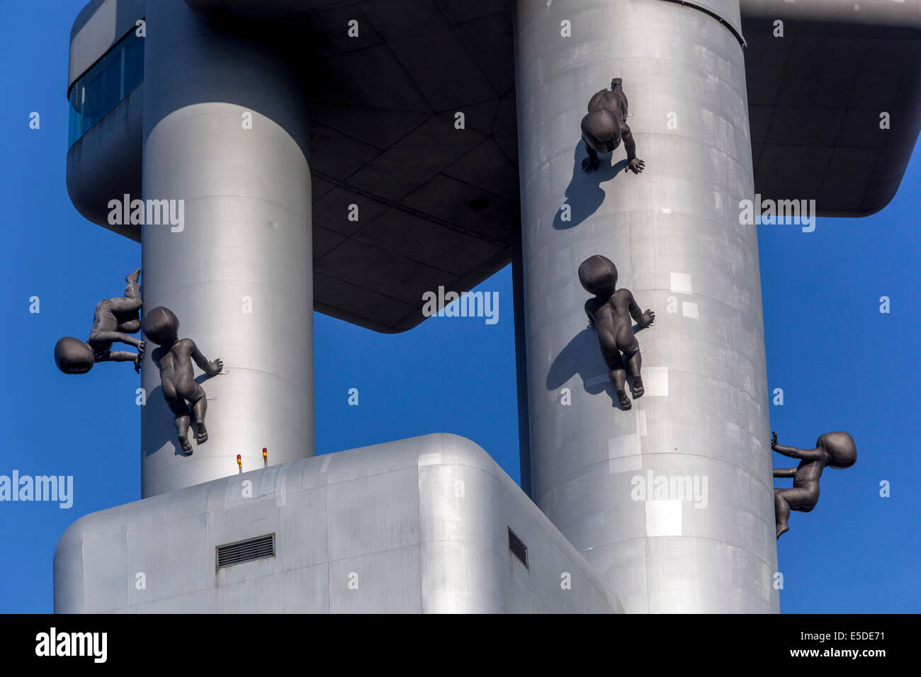 Praga Zizkov torre televisiva, "strisciando bébés da David Cerny, Repubblica Ceca Foto Stock