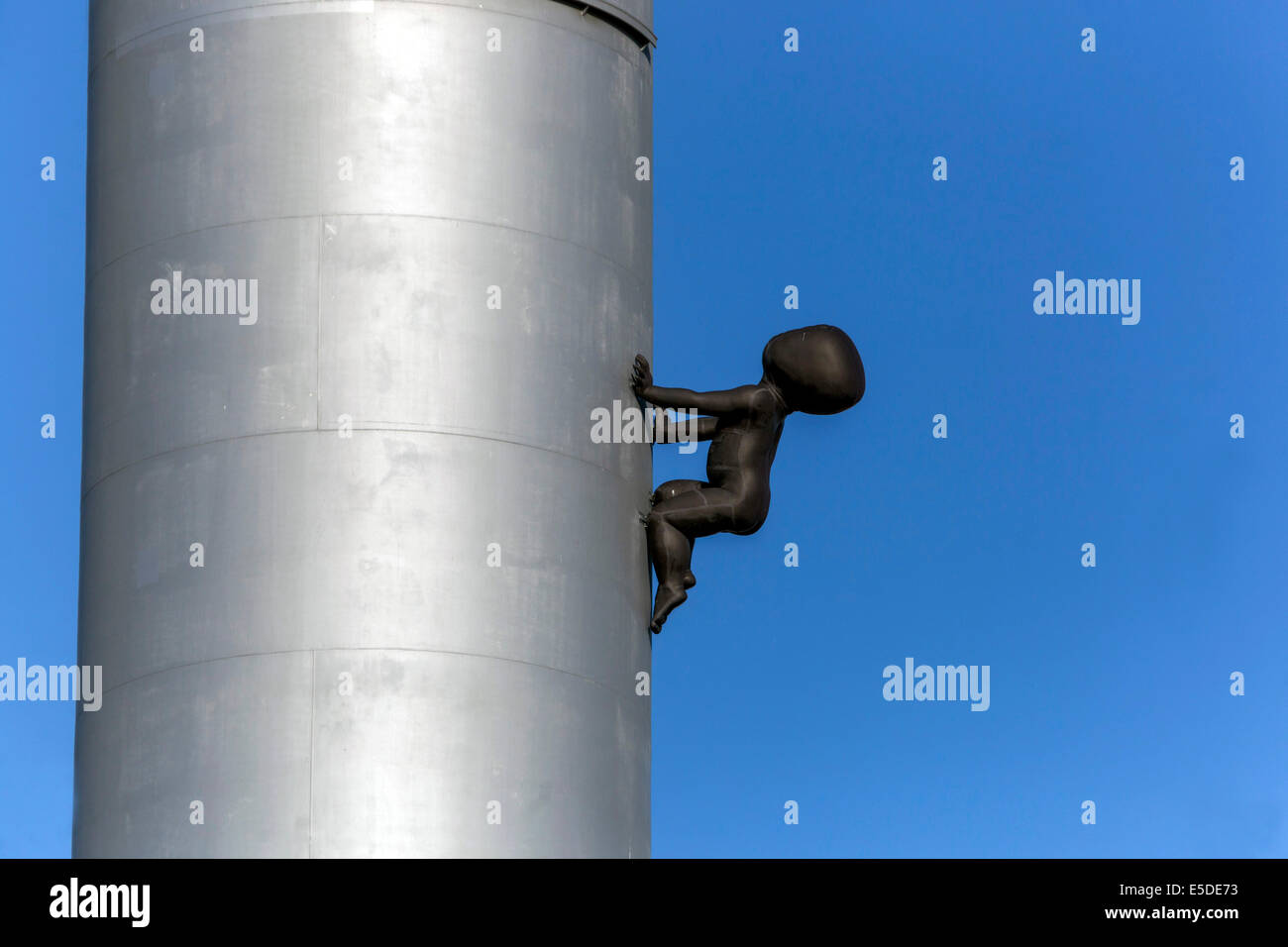 "Strisciando bébés da David Cerny sul Zizkov la torre della televisione di Praga, Repubblica Ceca Foto Stock