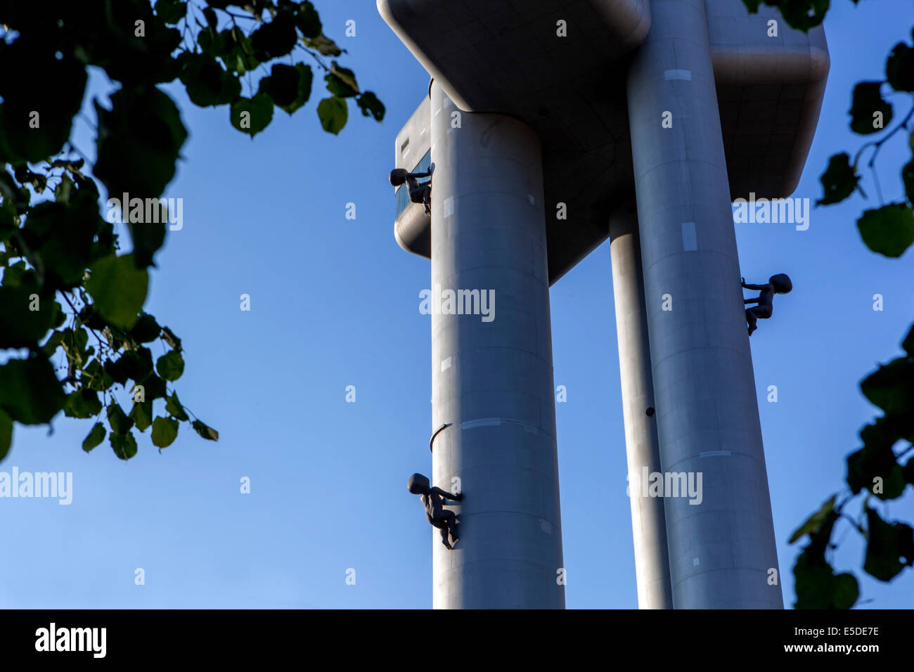 "Strisciando bébés da David Cerny sul Zizkov la torre della televisione di Praga, Repubblica Ceca Foto Stock