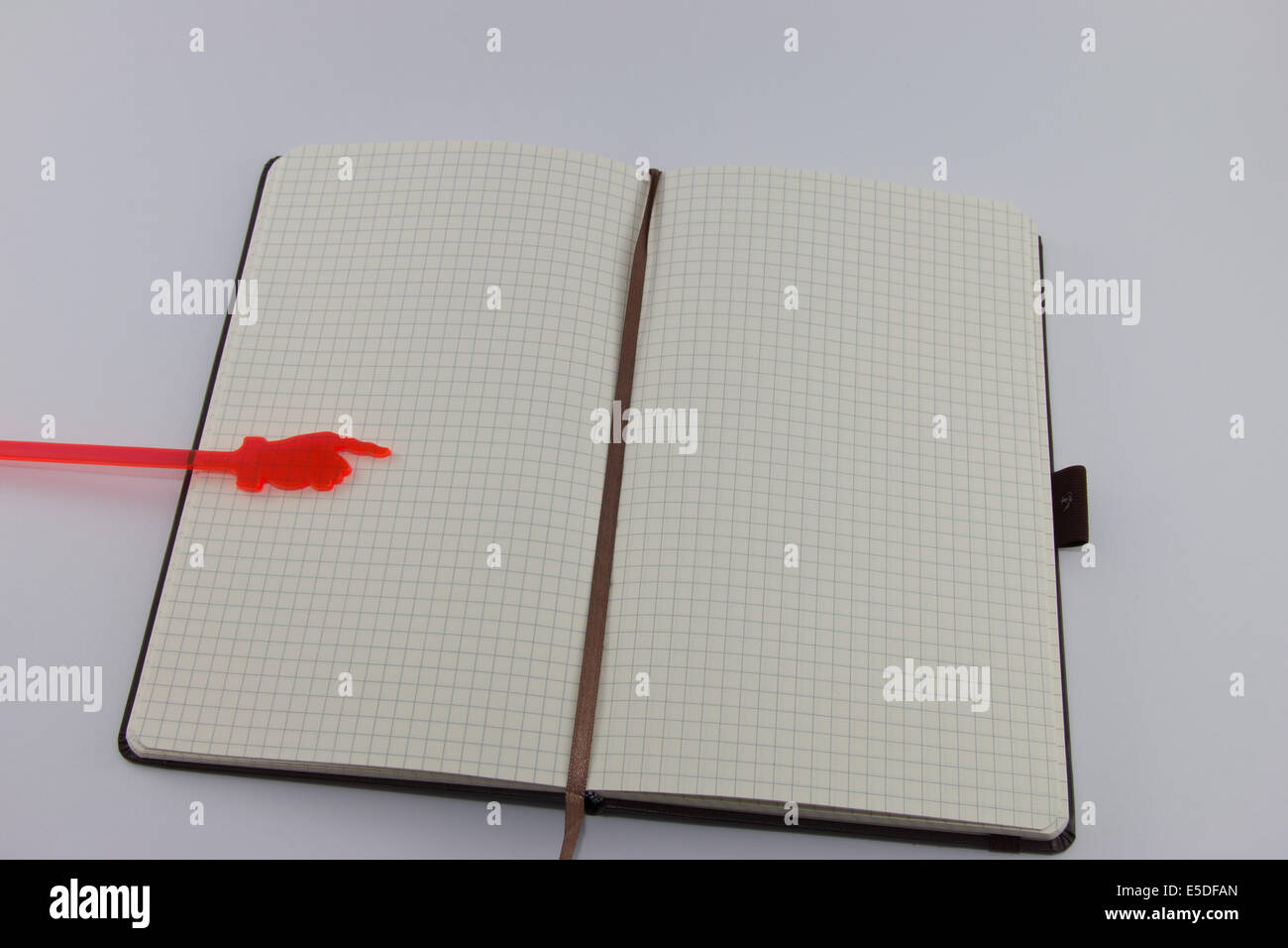 Aperto il notebook con colore rosso brillante dito, spazio per testo personalizzato Foto Stock