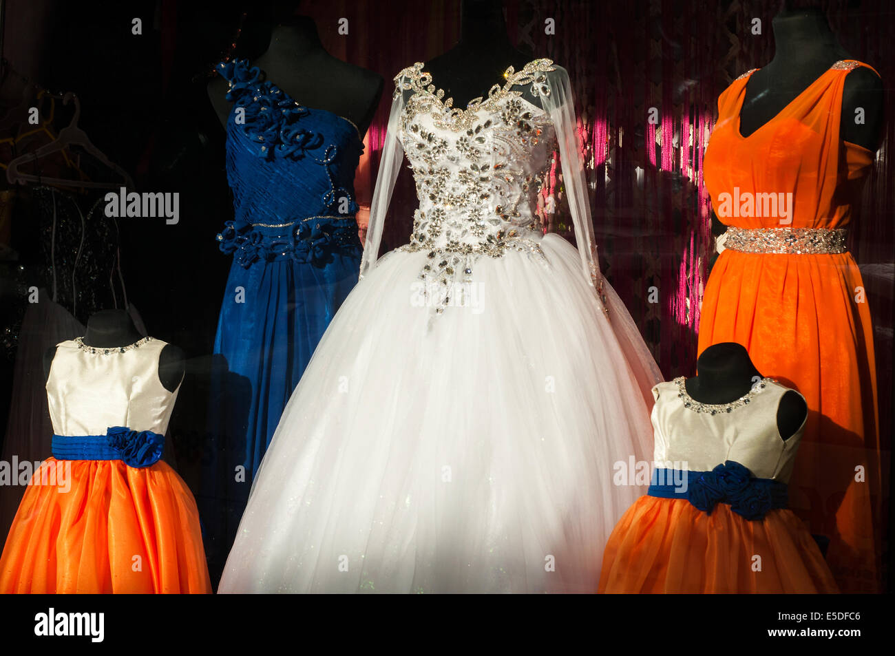 Abbigliamento formale finestra boutique display, CBD, Cagayan de Oro, Misamis Oriental, sull isola di Mindanao, Filippine Foto Stock